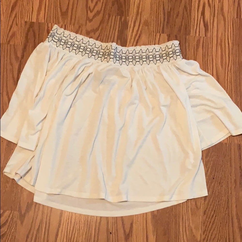 Over the shoulder top, quarter sleeves.